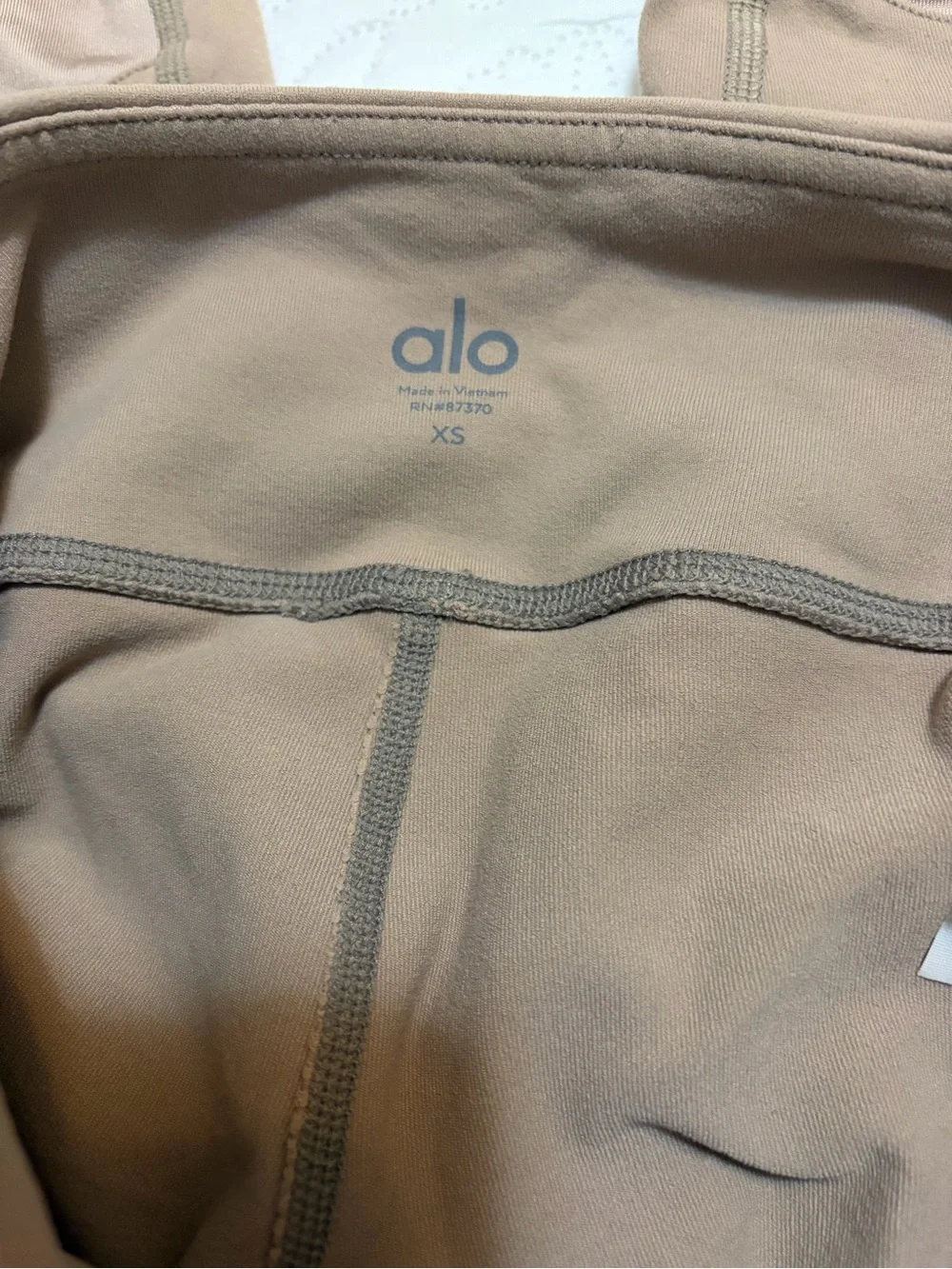 ALO Yoga Moto Gravel Glossy High-Waist Leggings - Taupe